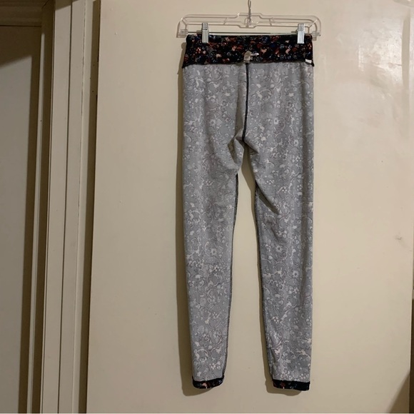 LulaRoe Soft Festive/Floral print leggings. One Size - Picture 12 of 14